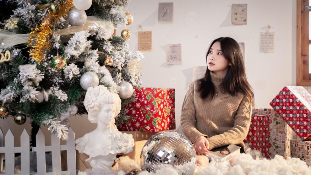 The Charm of Christmas Ornaments: Memories and Craft